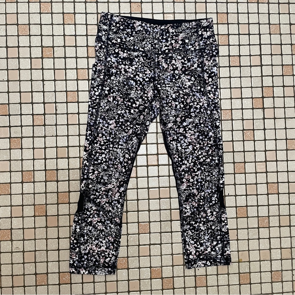 Lululemon Black and White Patterned Capris Leggings SZ 4